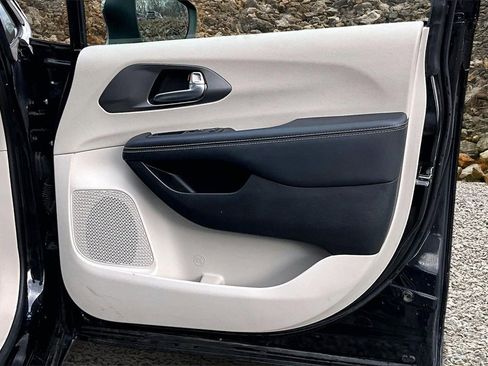 Used 2023 Chrysler Pacifica Touring-L image 22