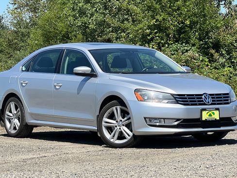 Used 2015 Volkswagen Passat TDI SE image 2