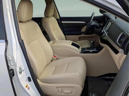 Used 2019 Toyota Highlander XLE FWD image 16