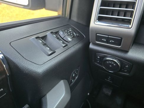 Used 2015 Ford F150 Platinum w/ Equipment Group 701A Luxury AWD/4WD image 23