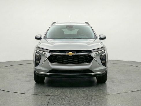 Used 2025 Chevrolet Trax LT w/ LT Convenience Package image 2