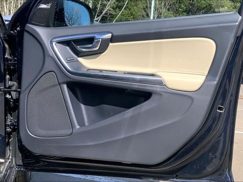 Used 2017 Volvo V60 T5 Platinum w/ Climate Package image 23