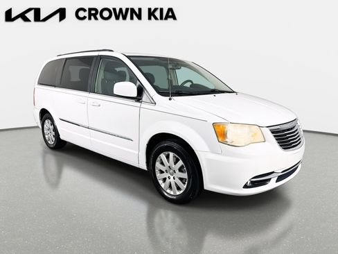 Used 2014 Chrysler Town & Country Touring image 3