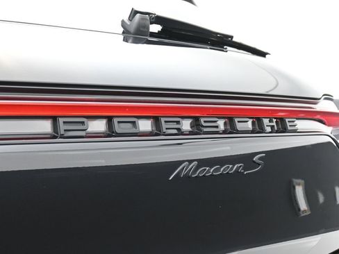 Certified 2022 Porsche Macan S image 14