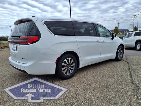 Used 2024 Chrysler Pacifica Select image 3