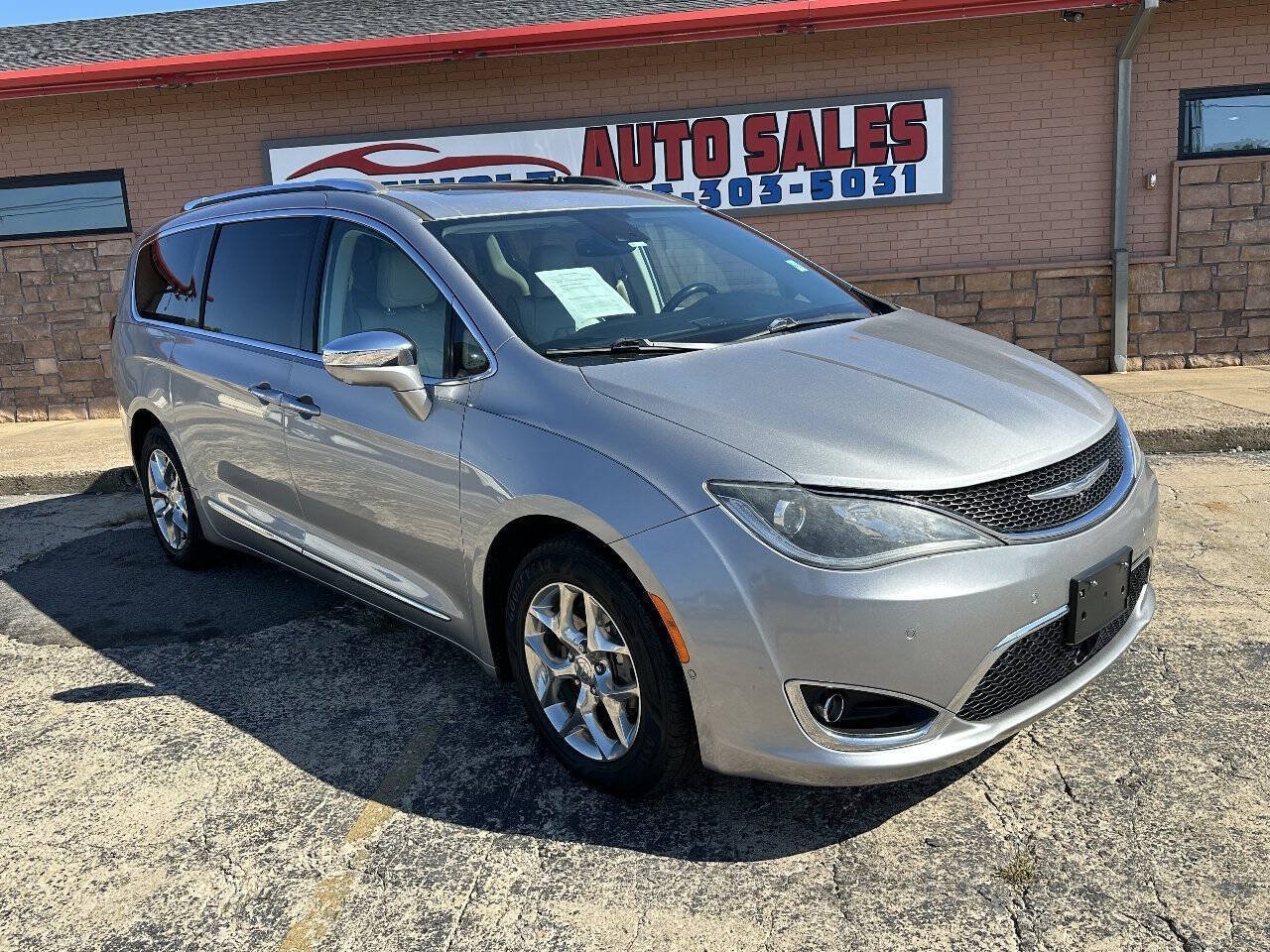 Used 2017 Chrysler Pacifica Limited w/ Advanced Safetytec Group FWD image 2