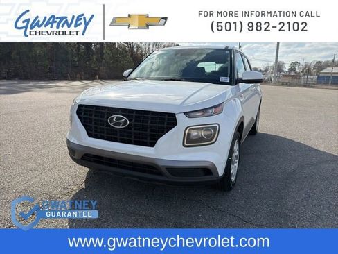 Used 2021 Hyundai Venue SE image 2