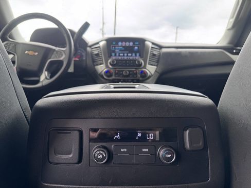 Used 2018 Chevrolet Suburban LT image 19