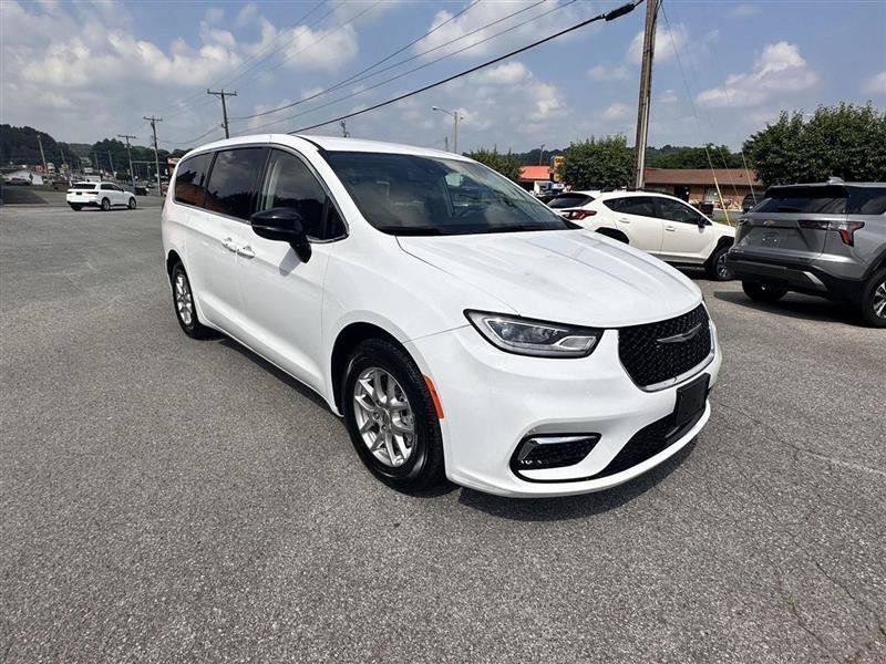 Used 2024 Chrysler Pacifica Touring-L FWD image 3