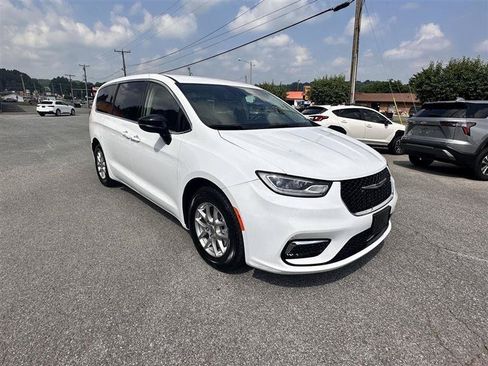 Used 2024 Chrysler Pacifica Touring-L FWD image 3
