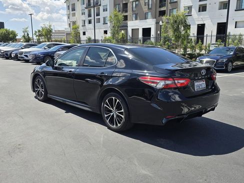 Used 2018 Toyota Camry SE image 4