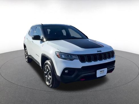 Used 2025 Jeep Compass Trailhawk image 3