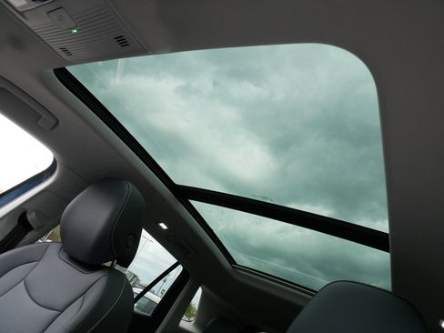 Used 2025 Volkswagen Tiguan SE w/ Panoramic Sunroof Package AWD/4WD image 32