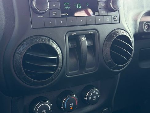 Used 2018 Jeep Wrangler Sahara w/ Connectivity Group AWD/4WD image 19