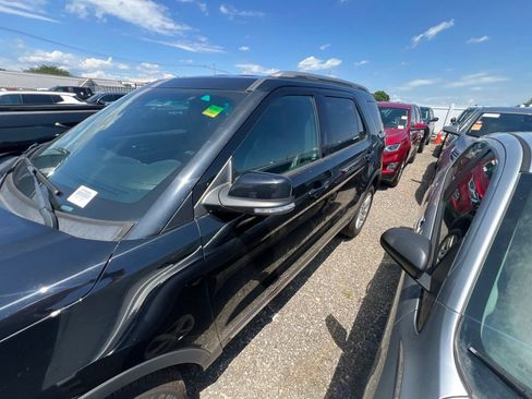 Used 2018 Ford Explorer XLT w/ Equipment Group 202A AWD/4WD image 9