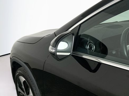 Used 2025 Mercedes-Benz GLA 250 image 16