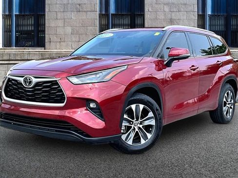 Used 2022 Toyota Highlander XLE FWD image 2