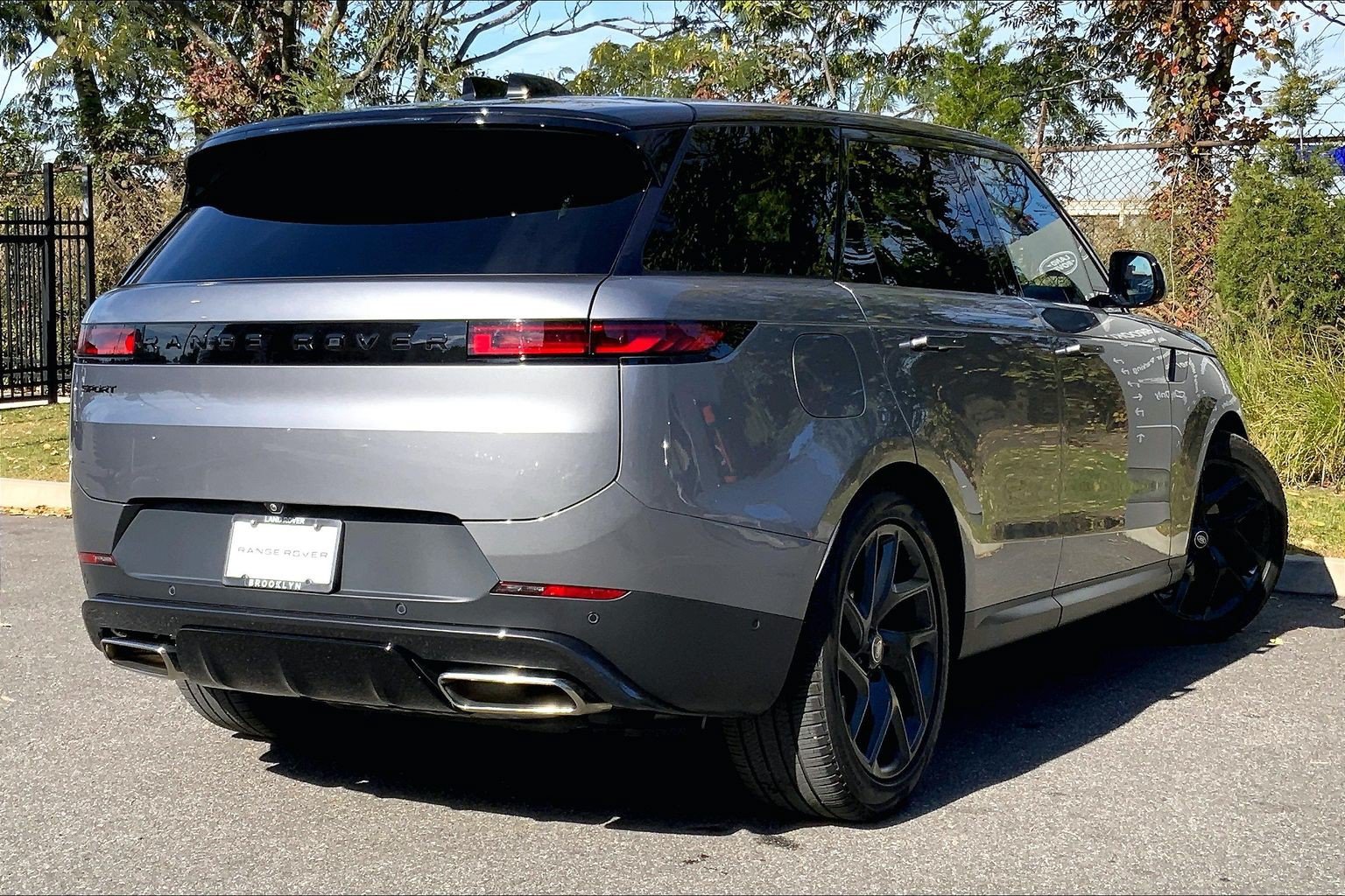 Used 2024 Land Rover Range Rover Sport SE AWD/4WD image 12