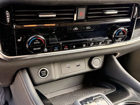 Used 2023 Nissan Rogue SL w/ SL Premium Package image 18