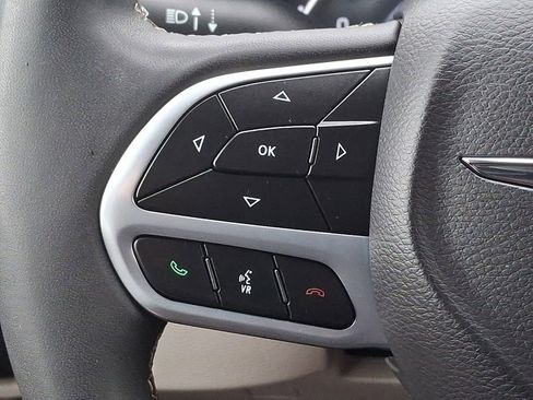 Used 2023 Chrysler Pacifica Touring-L FWD image 24