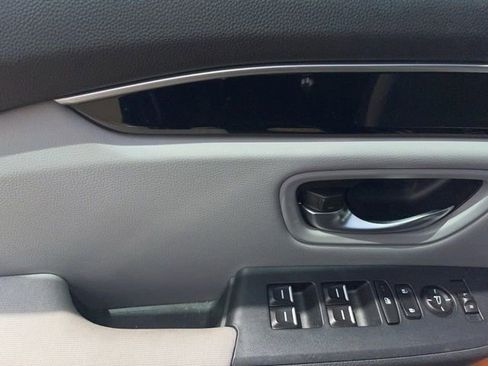 Used 2023 Honda Pilot LX image 8