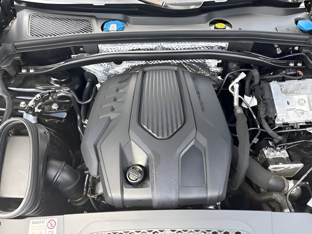 Used 2023 Porsche Macan Turbo AWD/4WD image 37