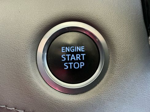 Used 2021 Toyota Highlander XLE FWD image 30