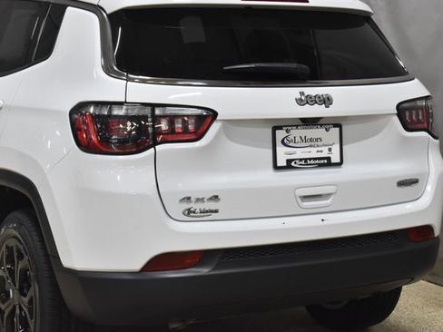 Used 2025 Jeep Compass Latitude image 9