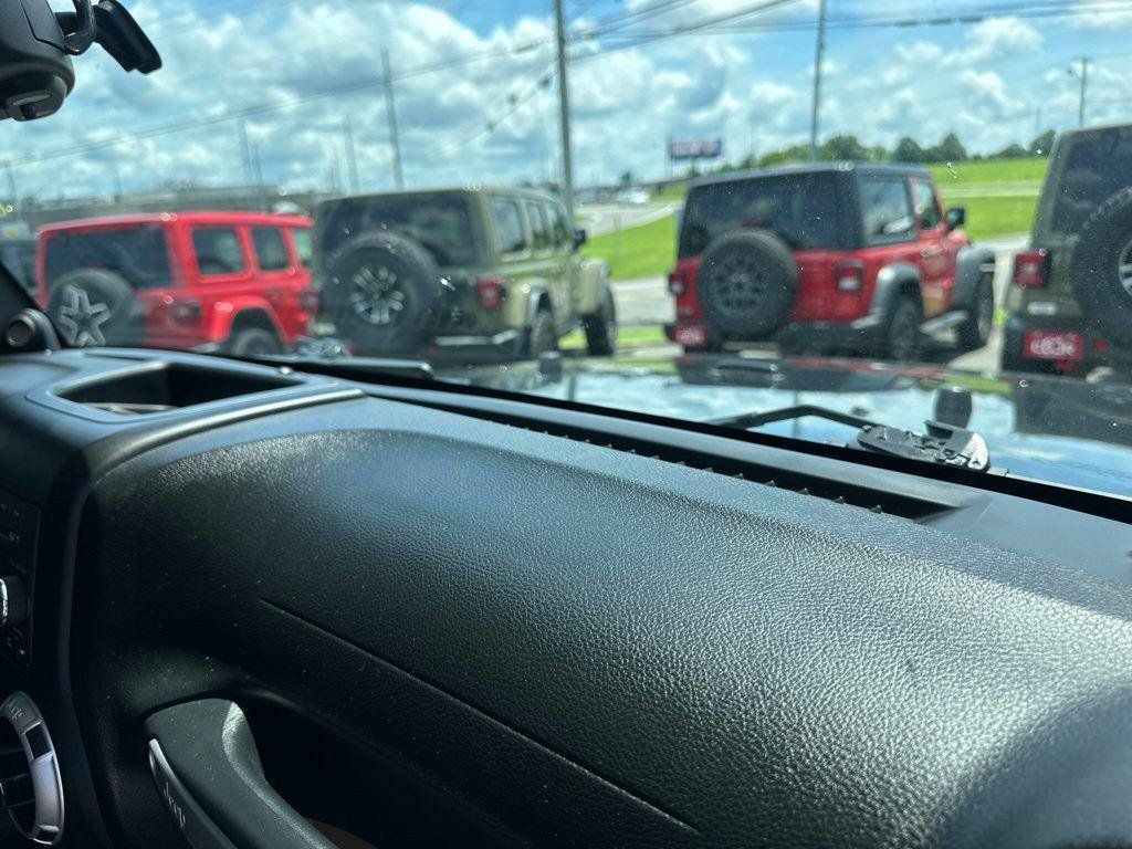 Used 2014 Jeep Wrangler Unlimited Sahara w/ Connectivity Group AWD/4WD image 23