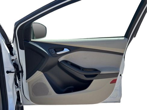 Used 2015 Ford Focus SE FWD image 32