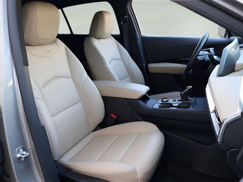 Used 2024 Cadillac XT4 Luxury w/ Cold Weather Package image 19