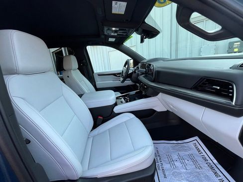 Used 2025 Chevrolet Suburban Premier image 18