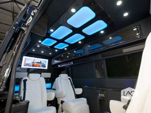 Used 2024 Mercedes-Benz Sprinter 3500 image 3