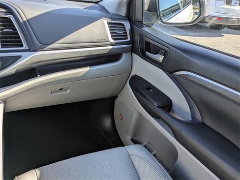 Used 2019 Toyota Highlander Limited image 17