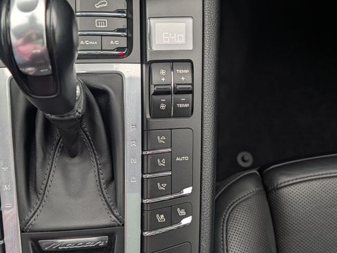 Used 2018 Porsche Macan Turbo w/ Premium Package Plus image 30