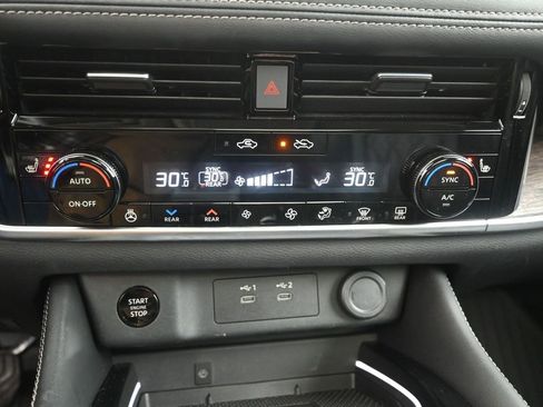 Used 2024 Nissan Rogue Platinum w/ Platinum Premium Package image 11