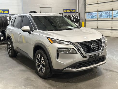 Used 2023 Nissan Rogue SV image 3