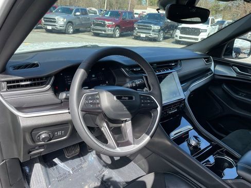 Used 2023 Jeep Grand Cherokee Altitude image 9