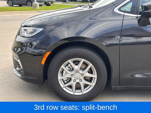 Used 2026 Chrysler Pacifica Select image 8