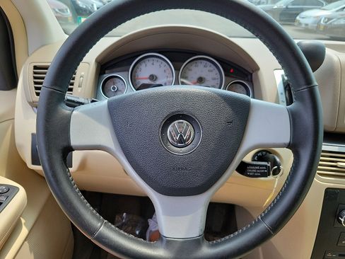 Used 2010 Volkswagen Routan SE FWD image 19