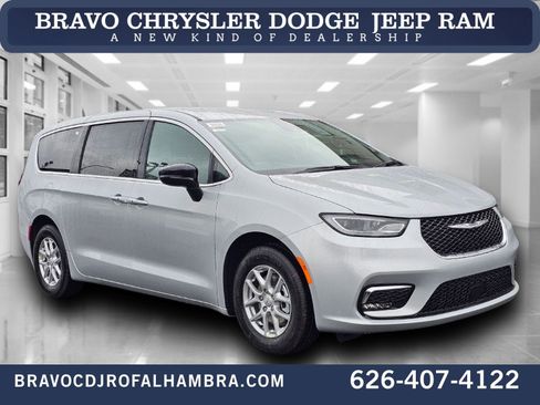 New 2026 Chrysler Pacifica Select image 1