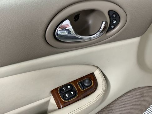 Used 2001 Jaguar XK8 Convertible RWD image 16