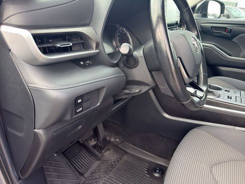 Used 2020 Toyota Highlander LE AWD/4WD image 14