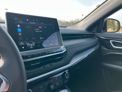 Used 2025 Jeep Compass Trailhawk image 12