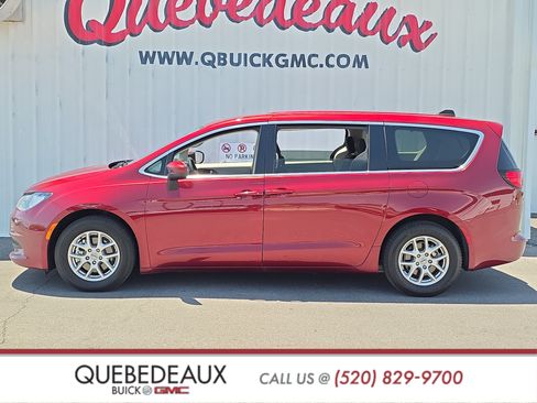 Used 2021 Chrysler Voyager LX FWD image 4