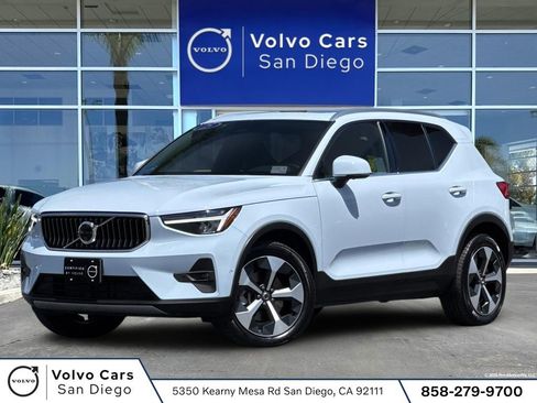 Certified 2025 Volvo XC40 B5 Plus AWD/4WD image 1
