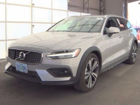 Used 2025 Volvo V60 B5 Cross Country Plus AWD/4WD image 1