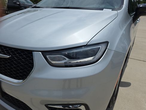 Used 2024 Chrysler Pacifica Touring-L FWD image 5