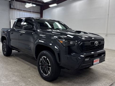 Used 2024 Toyota Tacoma TRD Sport w/ TRD Sport Upgrade Package image 19