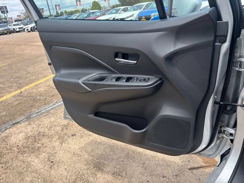 Used 2025 Nissan Versa SV FWD image 18